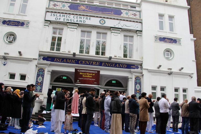   اقامه نماز با شکوه عید فطر در مرکز اسلامی انگلیس 