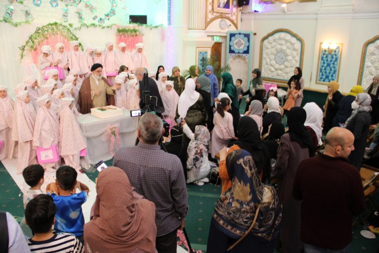 گالری عکس جشن تکلیف ده ها دختر در مرکز اسلامی انگلیس
