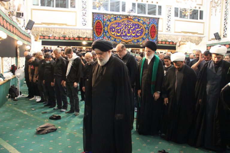 گزارش تصویری از نماز ظهر عاشورا در میعادگاه اسلام ناب محمدی در لندن