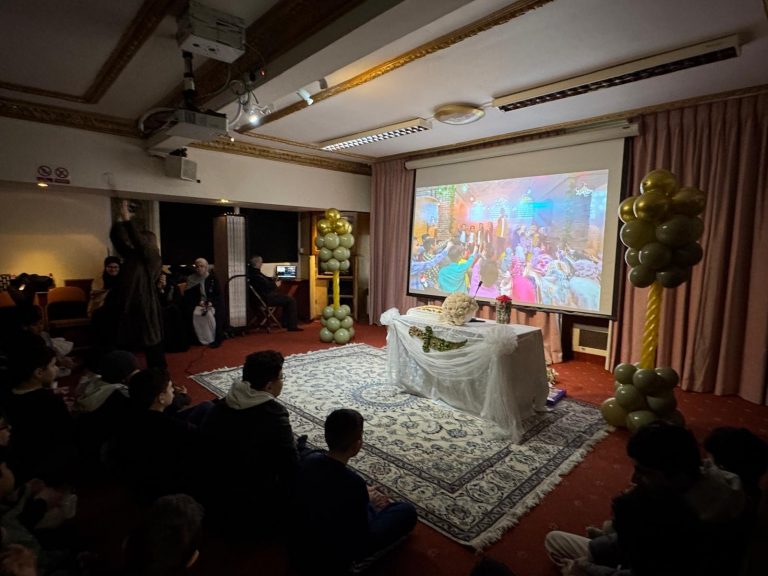 جشن و شادی نونهالان مرکز اسلامی انگلیس به مناسبت میلاد امیر المومنین امام علی (ع)