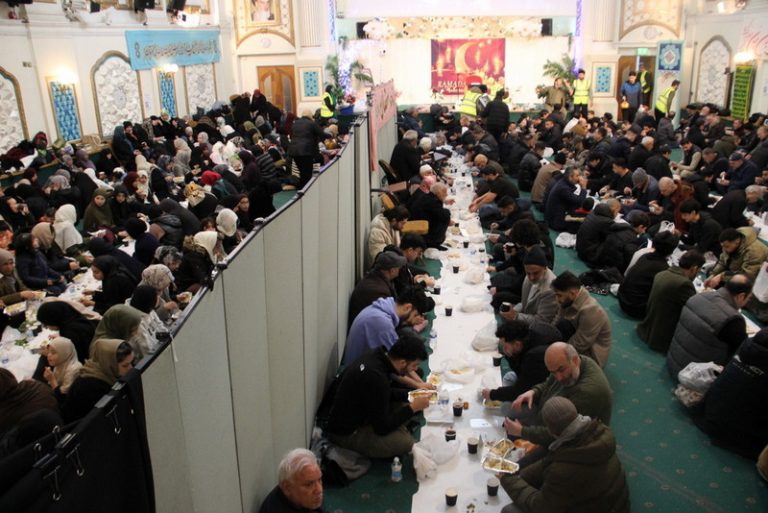 آیین نذورات و صدقات در سایه عبودیت رمضانی درمرکز اسلامی انگلیس – 2025