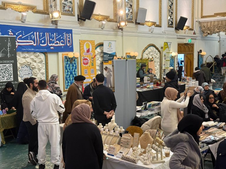 تبادل نظر امام مرکز اسلامی انگلیس با مشارکت کنندگان در بازارچه محلی این مرکز – 2025