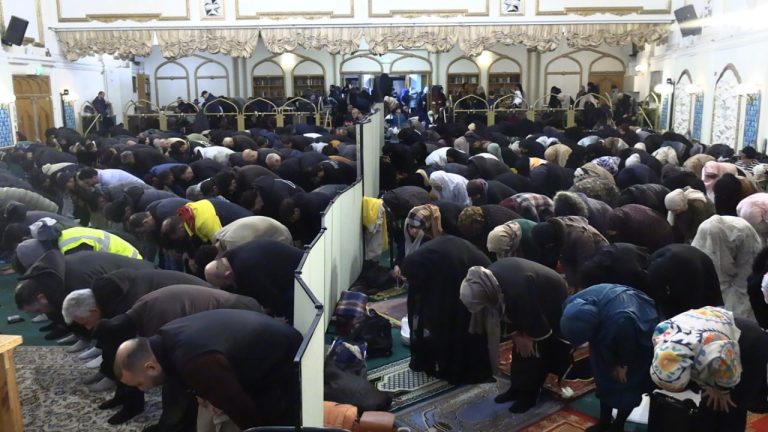 گزارش تصویری از نماز با شکوه جماعت، نذورات و ضیافت افطار در مرکز اسلامی انگلیس-رمضان 2026