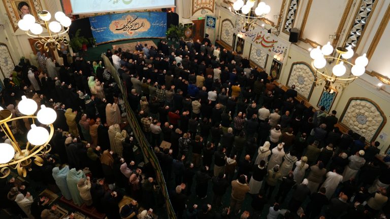 گزارش تصویری از جلوه های عبودیت در نماز با شکوه عید سعید فطر در مرکز اسلامی انگلیس – 2026