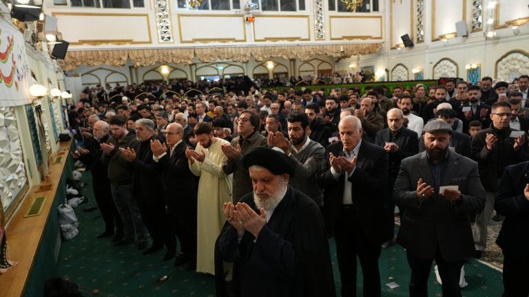 شکوه بندگی و وحدت در نماز عید سعید فطر در مرکز اسلامی انگلیس – 2026